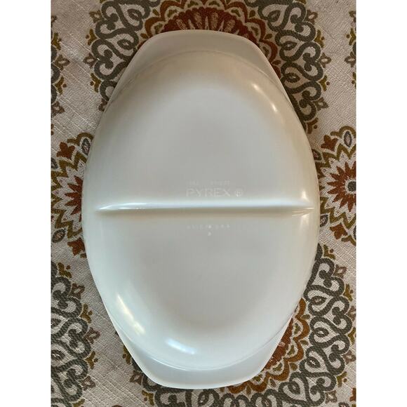 Vintage Pyrex Divided White Milk Glass Dish 1.5qt #1063 Made in USA MINT - Picture 3 of 4